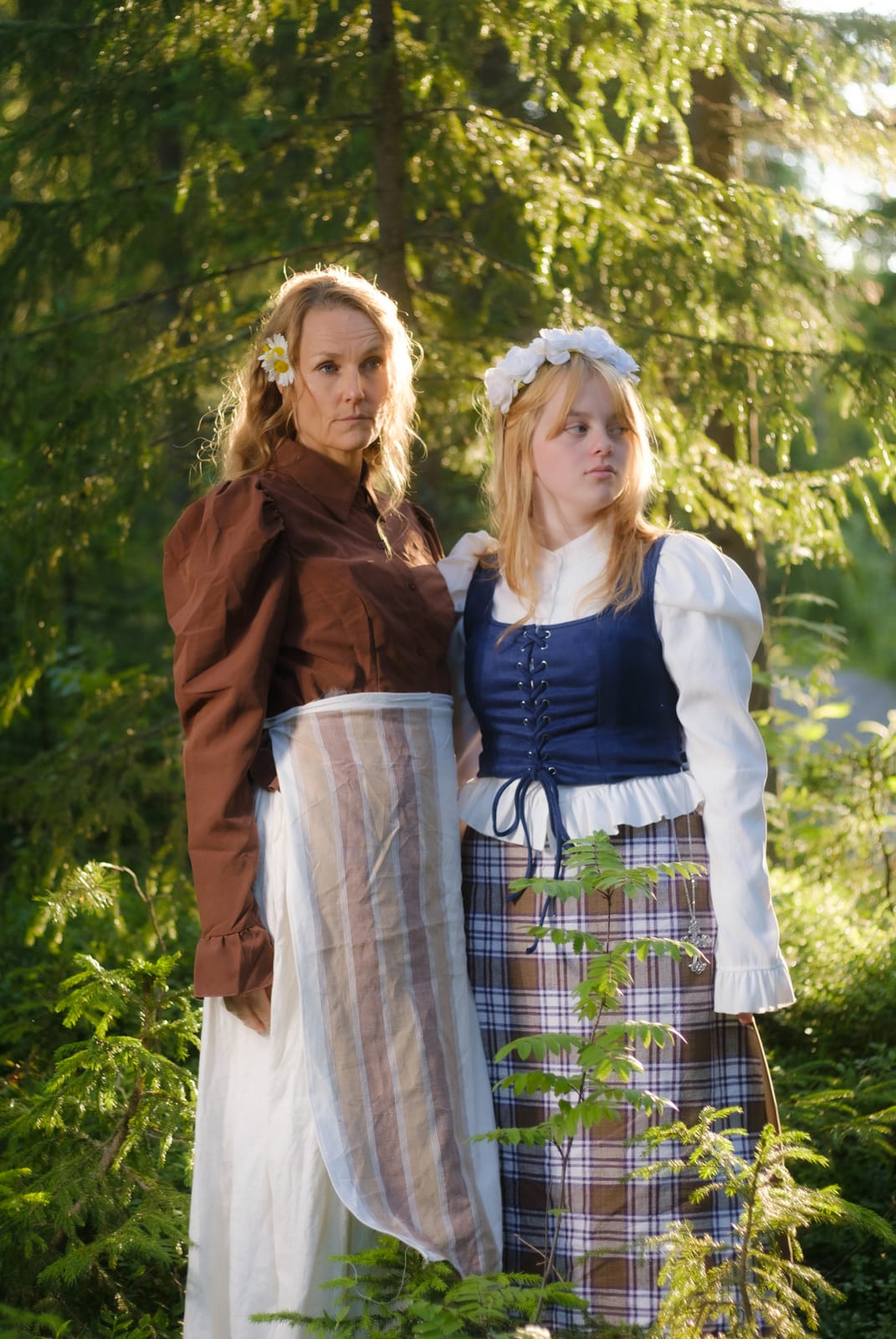 Två i folkdräkt